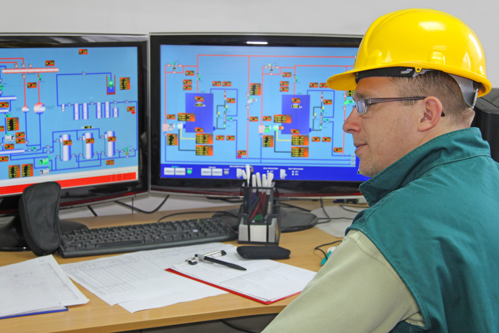 Industrial,Worker,In,Control,Room schedulazione a capacità finita